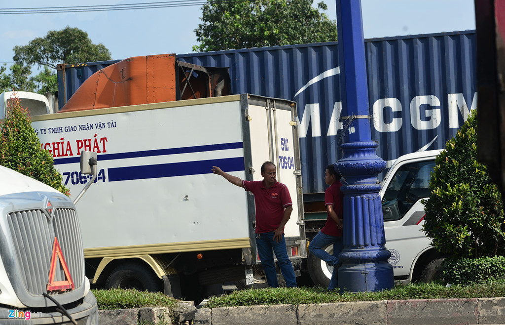 Xe cộ đặc kín trên xa lộ Hà Nội ngày cuối năm